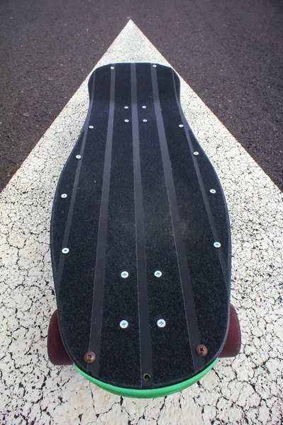 Vintage tarzı longboard siyah kaykay — Stok fotoğraf