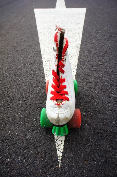 Alter Vintage weißer Skatestiefel — Stockfoto