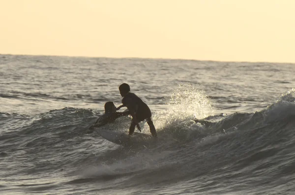 Silhouet surfer — Stockfoto