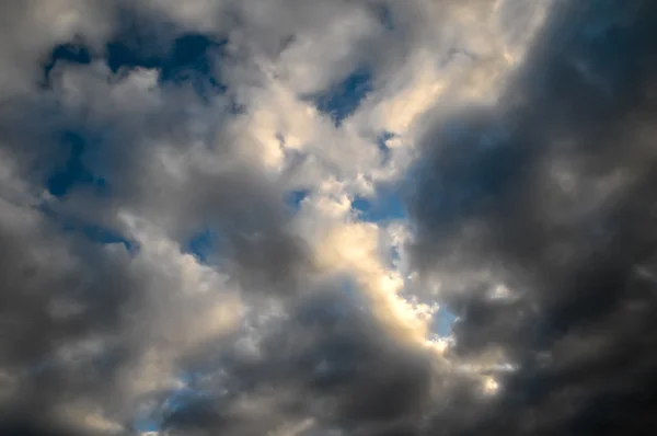 Nuvens coloridas ao pôr do sol — Fotografia de Stock