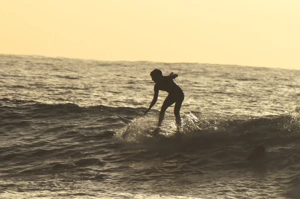 Um surfista — Fotografia de Stock