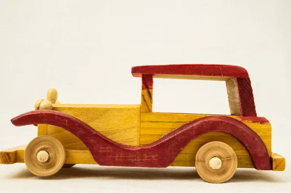 Деревянная игрушка красный и желтый автомобиль — стоковое фото
