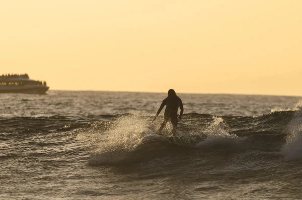 Podświetlenie sylwetka surfer — Zdjęcie stockowe