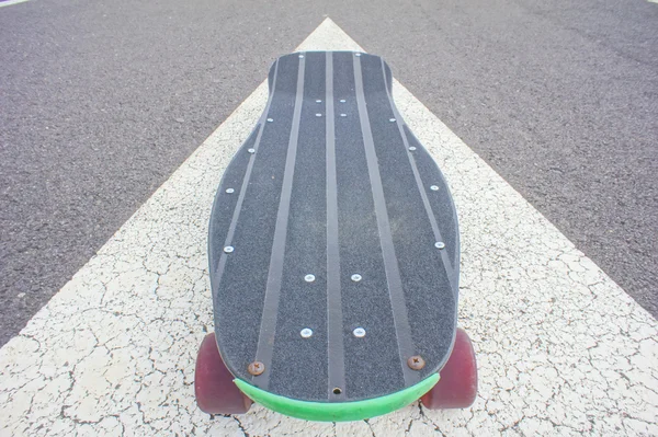 Vintage tarzı longboard siyah kaykay — Stok fotoğraf