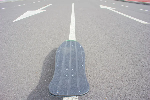 Vintage-Stil Longboard schwarzes Skateboard — Stockfoto