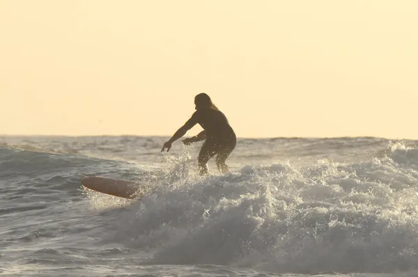 Silhouet surfer — Stockfoto