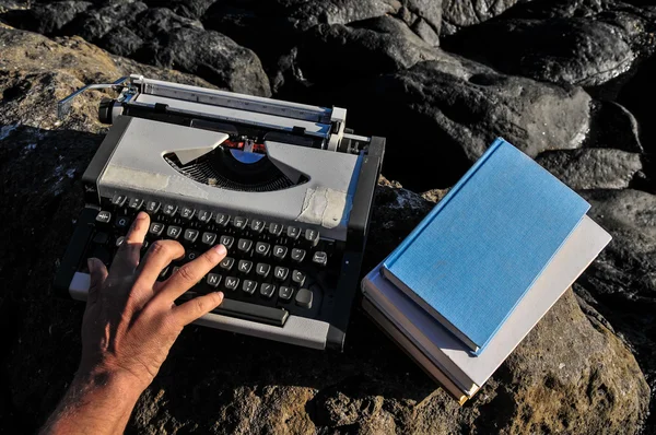 Vintage svart och vitt resa skrivmaskin — Stockfoto