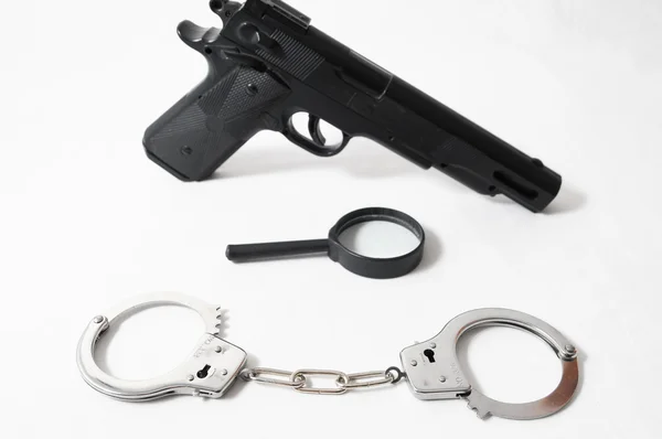 Konzeptpistole und Handschellen gegen Waffenkriminalität — Stockfoto