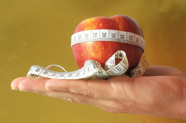 Dieta Manzana y medidor en la mano — Foto de Stock