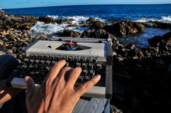 Máquina de escribir de viaje Vintage en blanco y negro —  Fotos de Stock