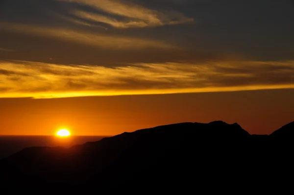 Zonsondergang boven de bergen — Stockfoto