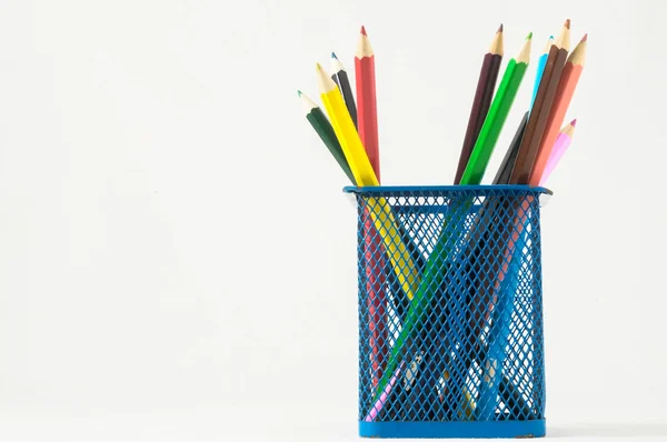 Нові кольорові олівці у вікні контейнер — стокове фото