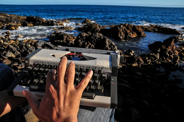 Máquina de escribir de viaje Vintage en blanco y negro —  Fotos de Stock