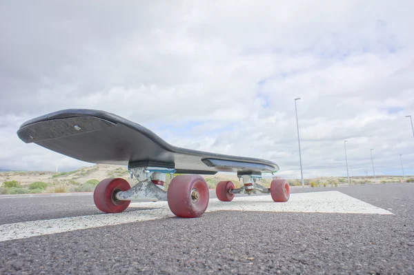 Vintage tarzı longboard siyah kaykay — Stok fotoğraf