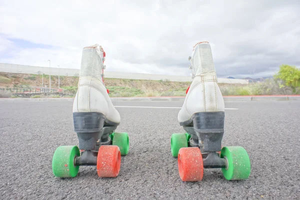 Bota de skate branco vintage velho — Fotografia de Stock