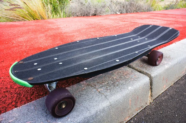 Vintage stil svart longboard skateboard — Stockfoto