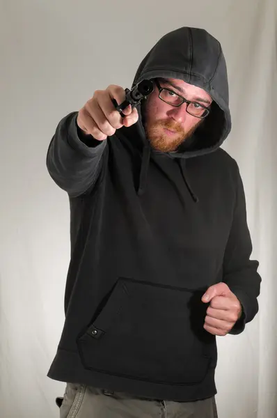 Homem segurando uma pistola — Fotografia de Stock