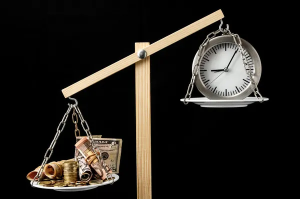 Reloj y moneda El tiempo es el concepto de dinero —  Fotos de Stock