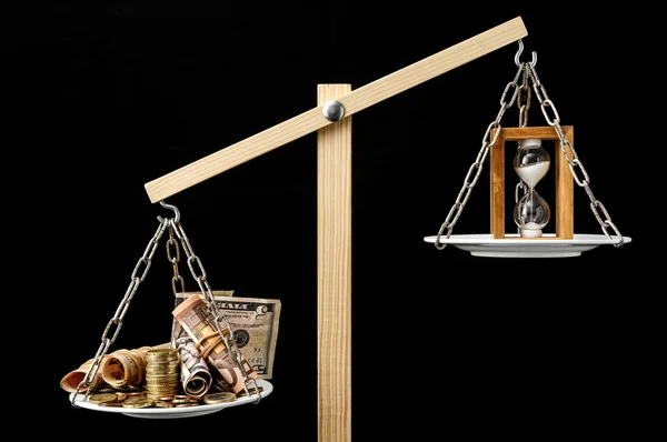 Reloj y moneda El tiempo es el concepto de dinero — Foto de Stock