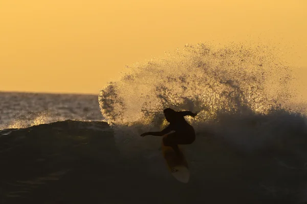 Podświetlenie sylwetka surfer — Zdjęcie stockowe