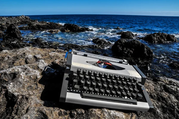 Máquina de escribir de viaje Vintage en blanco y negro — Foto de Stock