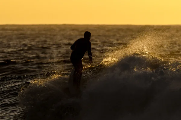 Bakgrundsbelysning silhuett surfer — Stockfoto