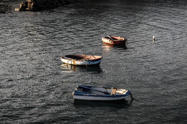 Silhouette båtar vid solnedgången — Stockfoto