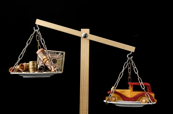 お金とおもちゃ木製の車 — ストック写真