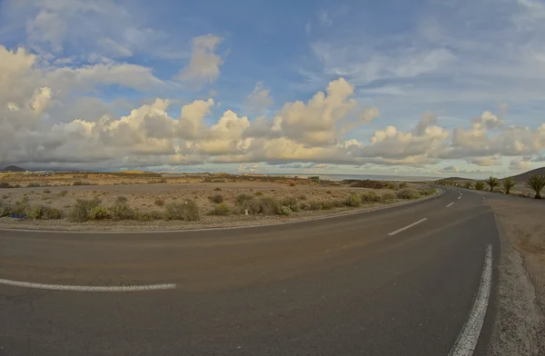 Largo camino vacío del desierto —  Fotos de Stock