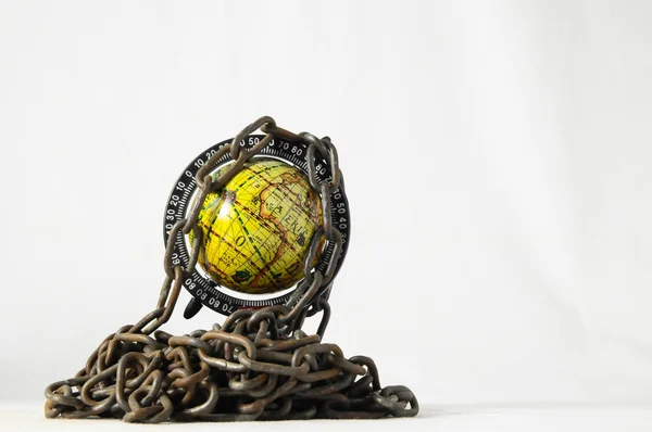 Earth globe sluiten in de keten. 3D... — Stockfoto