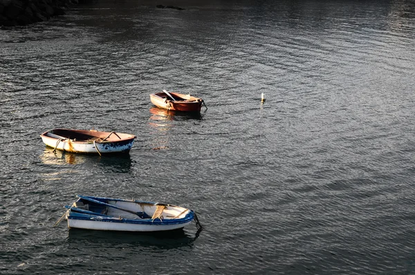 Gün batımında siluet tekneler — Stok fotoğraf
