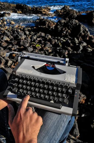 Vintage svart och vitt resa skrivmaskin — Stockfoto
