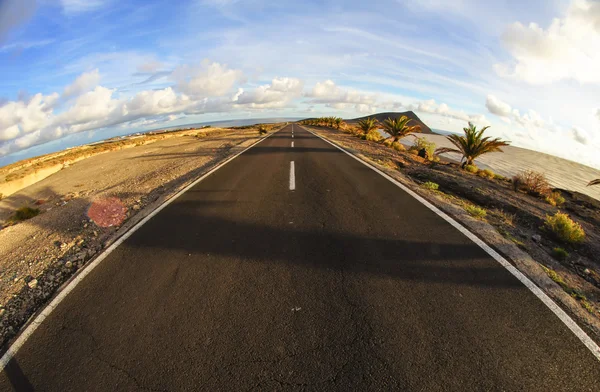 長い空の砂漠の道 — ストック写真