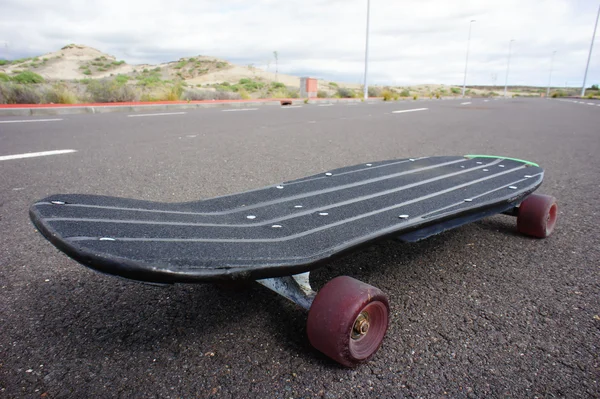Vintage stil svart longboard skateboard — Stockfoto