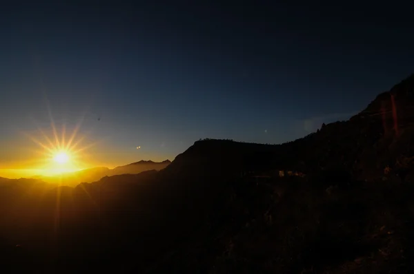 Zachód słońca nad górami — Zdjęcie stockowe