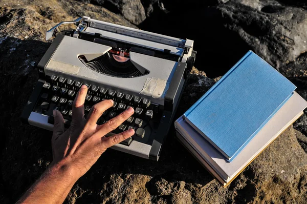 Vintage černá a bílá cestovní psací stroj — Stock fotografie
