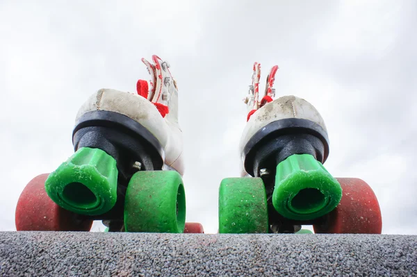 Staré vintage bílé skate boty — Stock fotografie