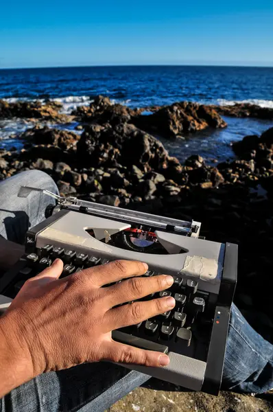 Máquina de escribir de viaje Vintage en blanco y negro —  Fotos de Stock