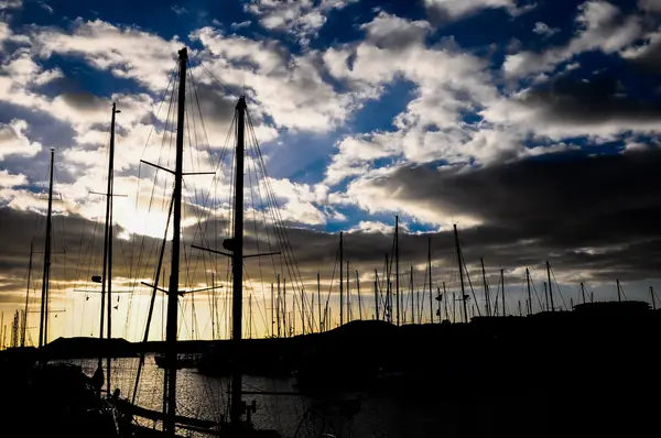 Alberi di sagoma di yacht a vela — Foto Stock