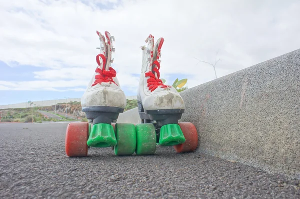 Staré vintage bílé skate boty — Stock fotografie