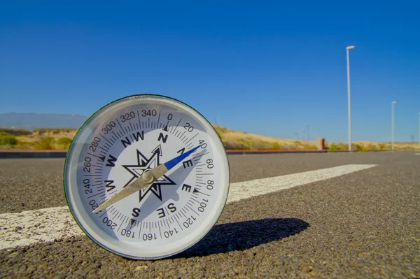 Kompass auf der Straße — Stockfoto