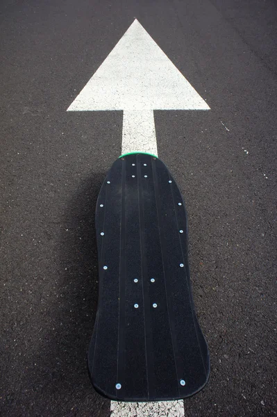 Vintage stil Longboard sort skateboard - Stock-foto