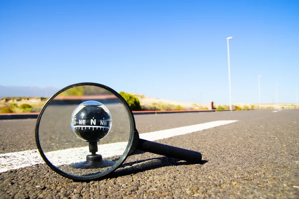 Kompass auf der Straße — Stockfoto