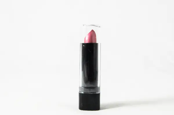 Lippenstift im schwarzen Behälter — Stockfoto