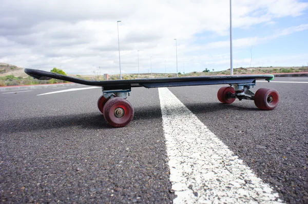 Vintage tarzı longboard siyah kaykay — Stok fotoğraf