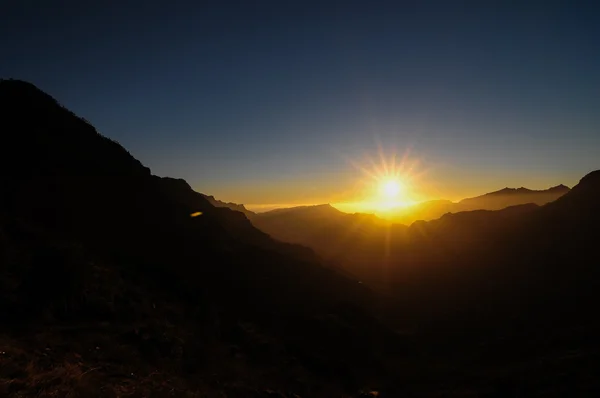 Sonnenuntergang über den Bergen — Stockfoto