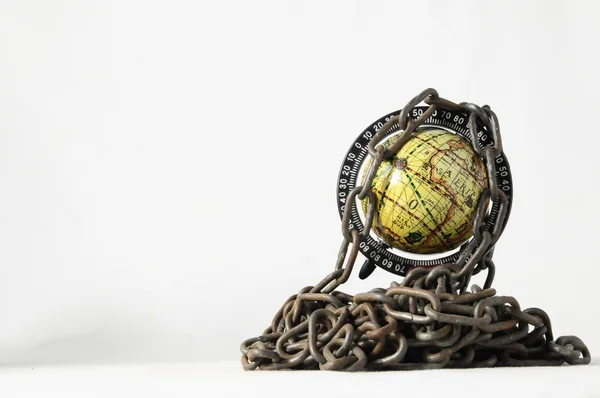 Earth globe sluiten in de keten. 3D... — Stockfoto