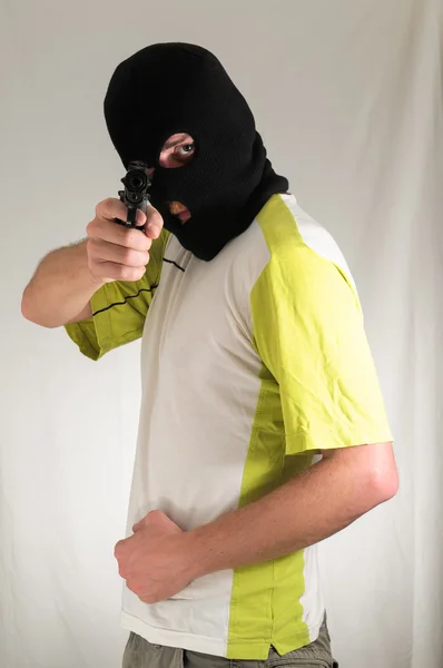 Человек с пистолетом в руках — стоковое фото