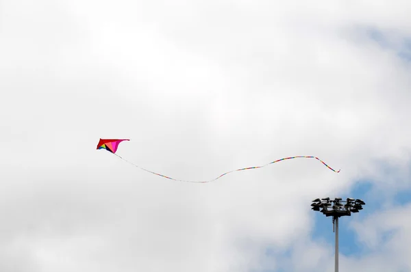 Ein Drachen fliegt über einen bewölkten Himmel — Stockfoto