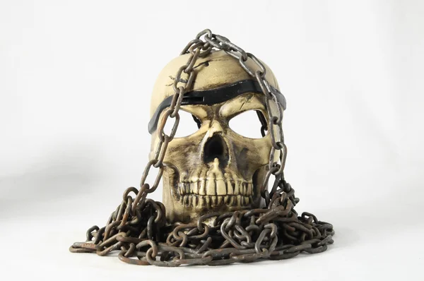 Kafatası ve eski zincirleri — Stok fotoğraf